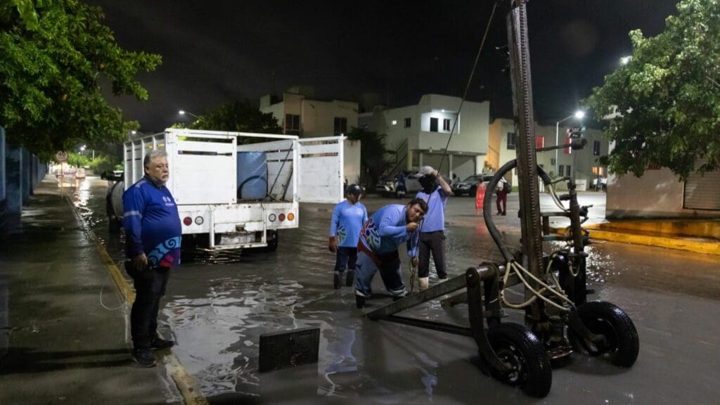 Trabaja gobierno de Solidaridad en el desazolve de pozos