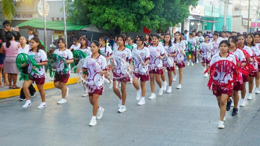 Participativo y vistoso desfile por el CXIII Aniversario de la Revolución Mexicana