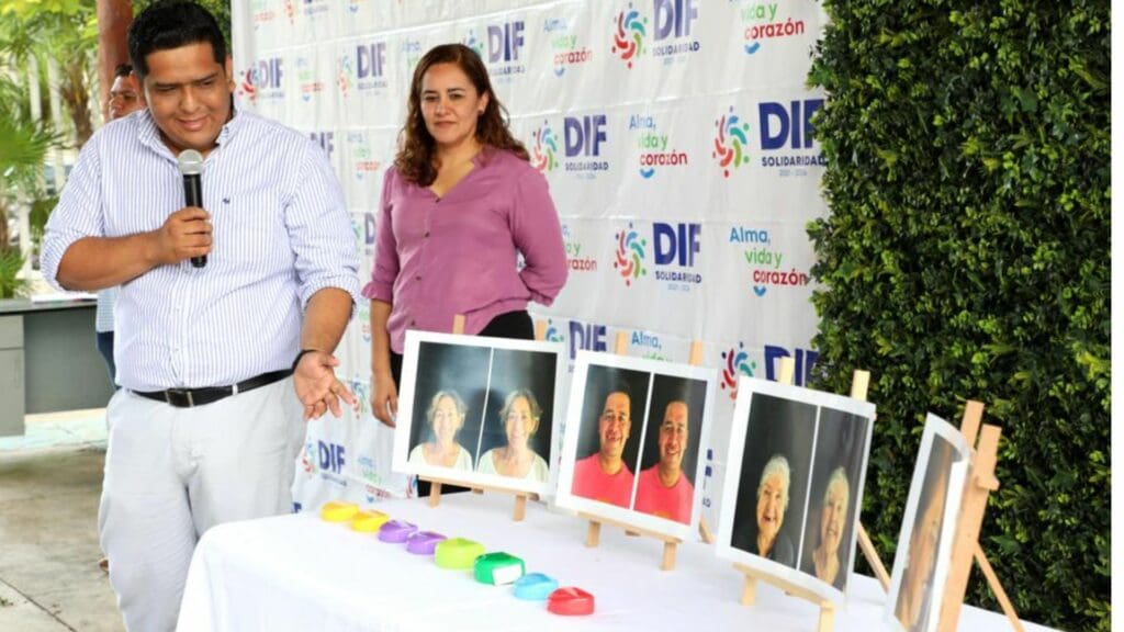 Entrega gobierno de Lili Campos prótesis dentales a pacientes de la tercera edad