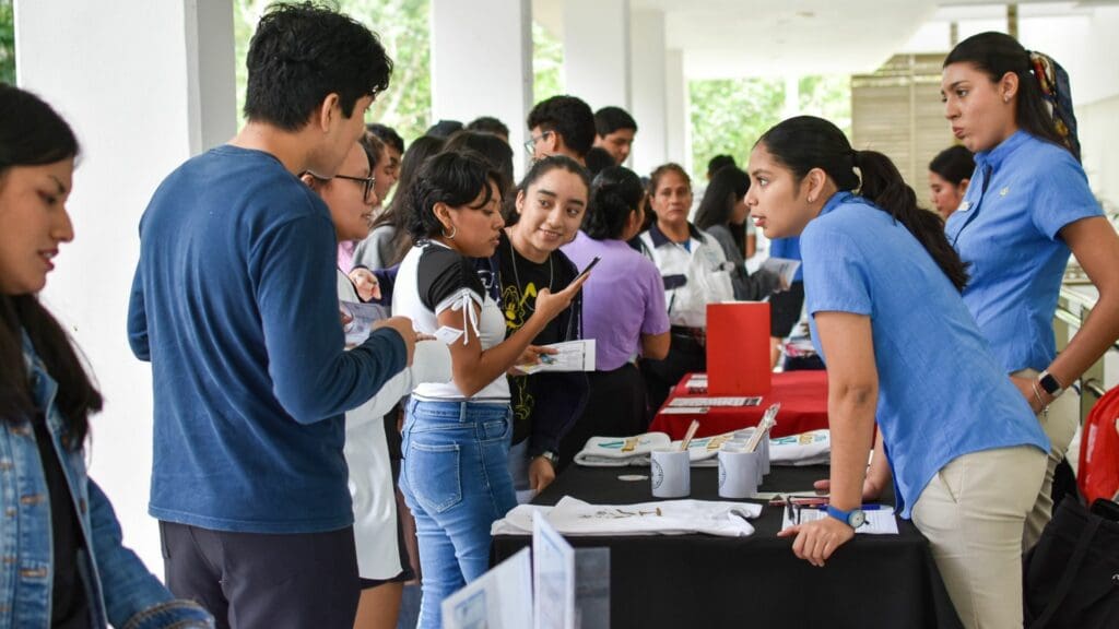 Más de 700 vacantes a estudiantes con la Feria "Mi 1er Empleo Juvenil"