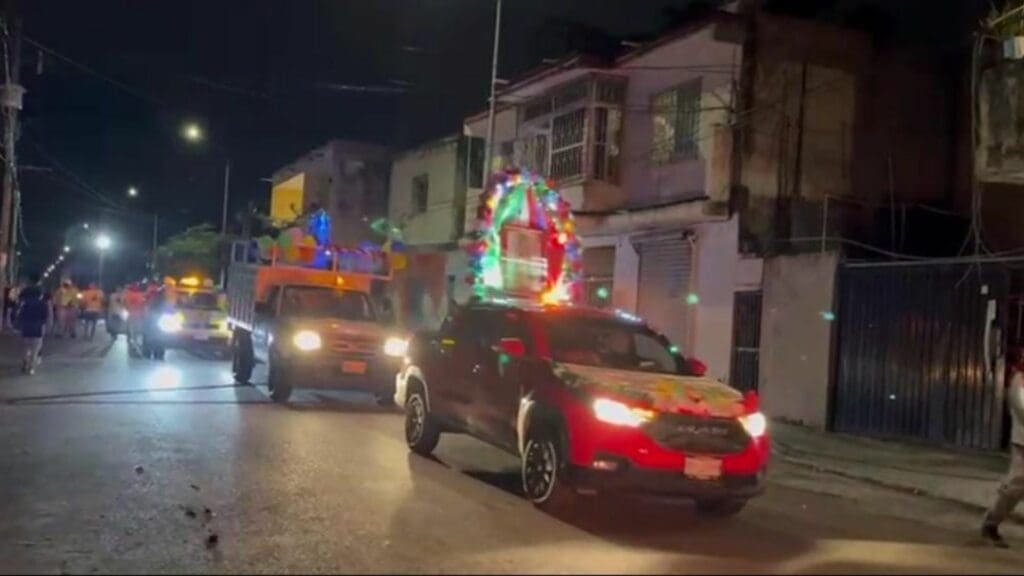 Cientos de fieles de la virgen de Guadalupe acuden a la iglesia de la Colosio de Playa del Carmen