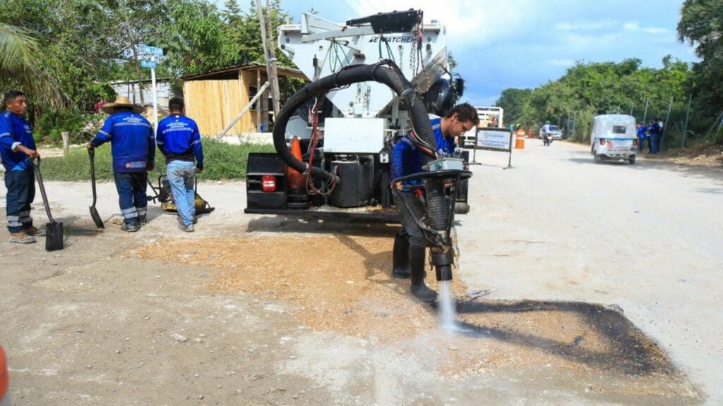 Invitan a reportar baches para reparar calles y avenidas