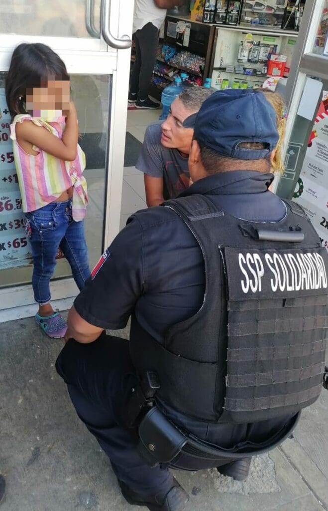 La Policía de Solidaridad atendió el reporte de una niña extraviada en la colonia Colosio, a quien le brindaron protección y resguardo