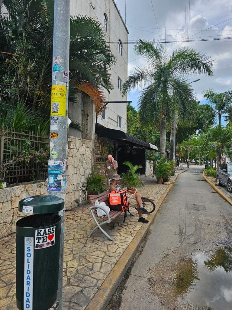¡Ya perdónalo Kass! Playense llena de MIL stickers toda la ciudad para poder reconciliarse con su novia