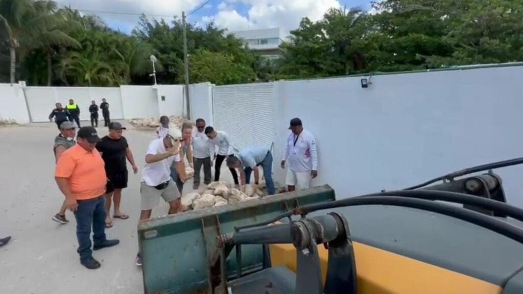 Autoridades retiran piedras que obstruían el acceso a Xcalacoco en Playa del Carmen